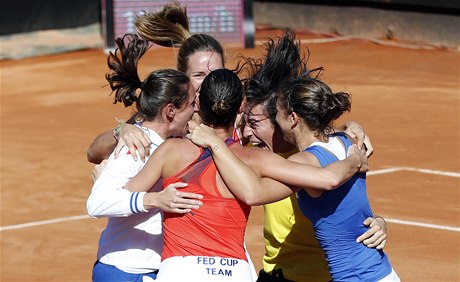 Radost italských tenistek z triumfu ve Fed Cupu