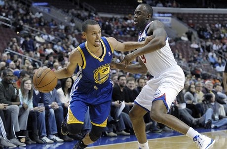 Basketbalista Golden State Warriors Stephen Curry (vlevo) a James Anderson z Philadelphie 76ers