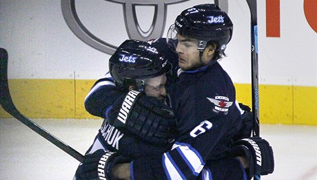Radost hokejist Winnipegu Jets Michaela Frolíka (vpravo) a Adam Pardyho