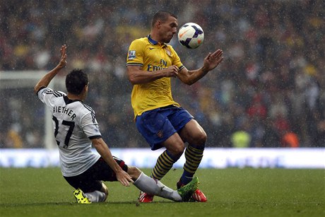 Fotbalista Fulhamu Sacha Riether (vlevo) a Lukas Podolski z Arsenalu