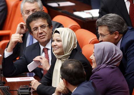 Poslankyn Nurcan Dalbudaková (vlevo) a Sevde Beyazit Kacarová se na zasedání parlamentu zahalily do átku 