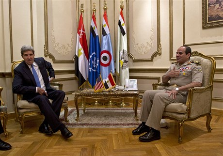 éf americké diplomacie John Kerry (vlevo) a kandidát na egyptského prezidenta Abdul Fatáh Sísí.