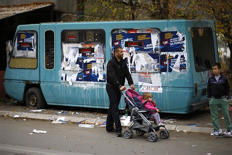 Poniené volební plakáty pelepené nálepkami "Bojkot, 3. listopadu"
