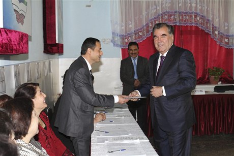 Imomali Rachmon (vpravo), staronový prezident Tádikistánu