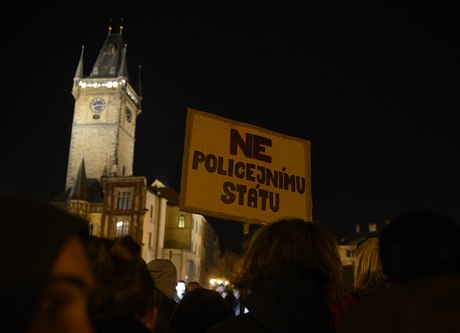 Ne policejnímu státu, stojí na jednom z transparent protestujícíh. 