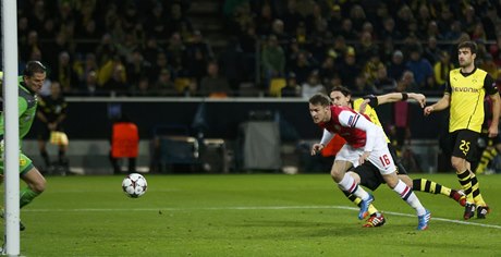 Ramsey skóruje do sít Dortmundu.