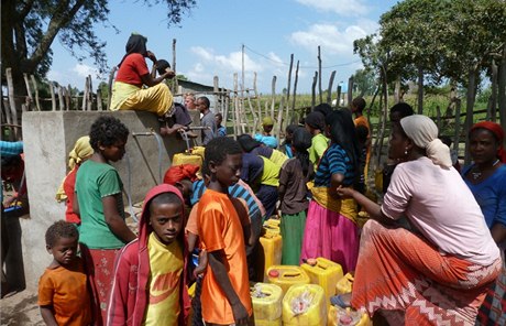 Díky výtku z prodeje 3. edice karaf byl uveden v lét 2013 do provozu veejný vodovod pro zhruba 5000 lidí v etiopské  vesnici Hana, okres Alaba. 