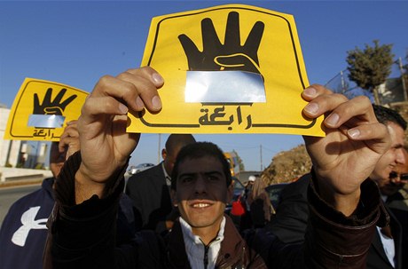Soud s Mursím doprovázejí demonstrace stoupenc Muslimského bratrstva.