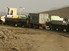 Silnice z pístavu na hranice s Etiopií je peplnna kamiony.