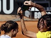 Italská radost z výhry ve Fed Cupu. Francesca Schiavoneová vylévá ampaské na Saru Erraniovou 