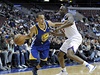 Basketbalista Golden State Warriors Stephen Curry (vlevo) a James Anderson z Philadelphie 76ers
