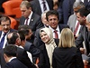 Nurcan Dalbudaková (v átku), poslankyn za vládní Stranu spravedlnosti a rozvoje, na tvrtením zasedání tureckého parlamentu