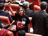 Poslankyn za opoziní Lidovou stranu Dilek Akagunová protestuje proti svým kolegyním v átcích. Na sob má triko s tureckou vlajkou a portrétem zakladatele moderního Turecka Mustafy Kemala Atatürka 