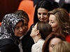 Poslankyn Gulay Samanciová (v átku) na tvrtením zasedání tureckého parlamentu