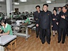 Kim ong-un navtívil textilní továrnu. Dlnice poctil úsmvem