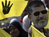Soud s Mursím doprovázejí demonstrace stoupenc Muslimského bratrstva.