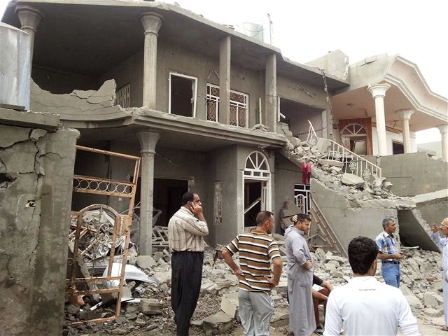 Jeden z mnoha: pumový útok ve m�st� Tuz Khurmatu severn� od Bagdádu zabil �ty�i¨civilisty, dal�ích 27 bylo zran�no (31. 10. 2013) 