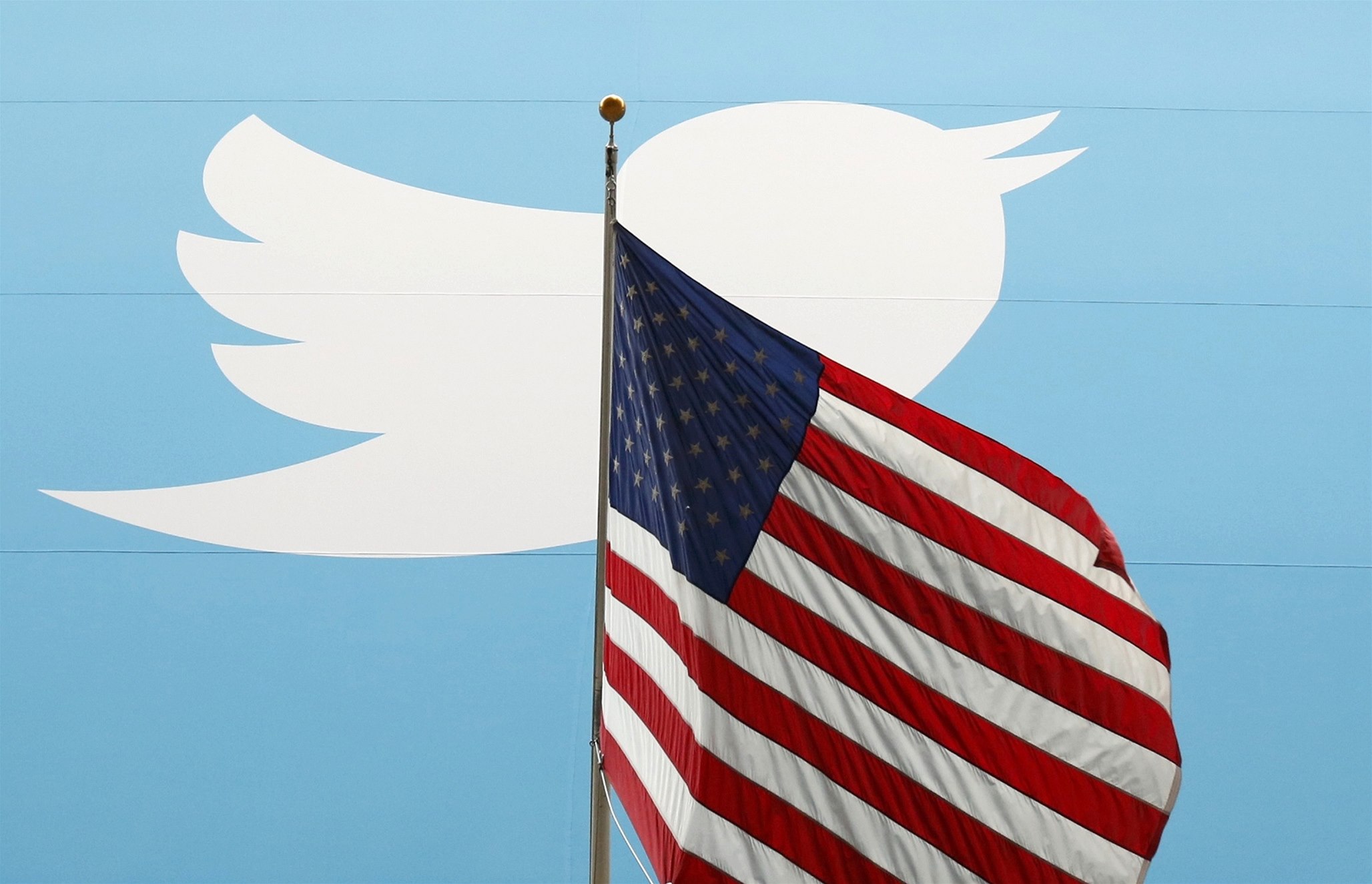 Logo spole�nosti Twitter s americkou vlajkou.