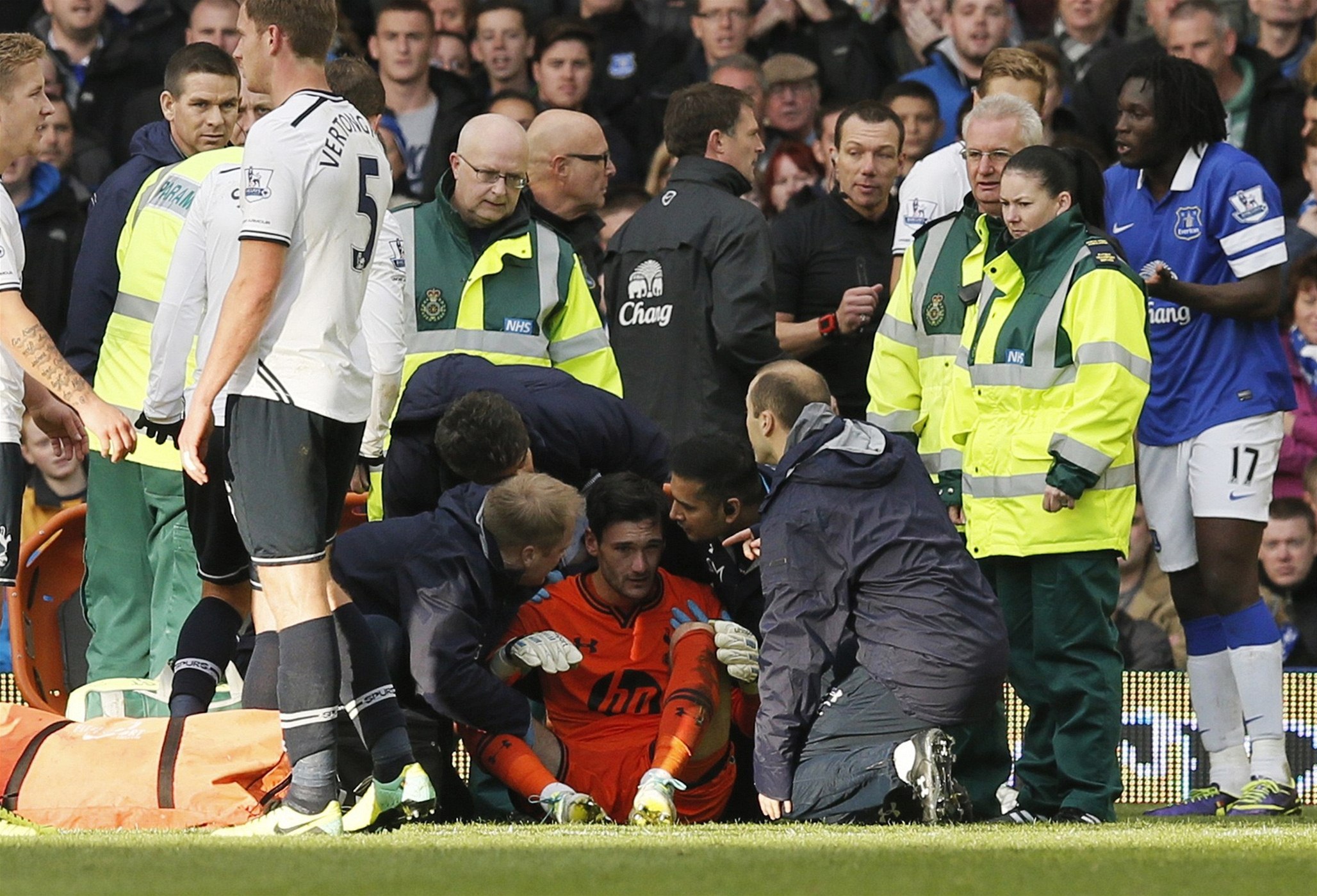 Ot�esený gólman Tottenhemu Lloris.