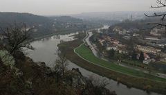 Vody Vltavy pod námi klouzaly ti�e a bez hlesu.