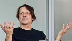 "Do kytar po�ád t�ískáme, jak kdyby nám bylo osmnáct," �íká frontman kapely...