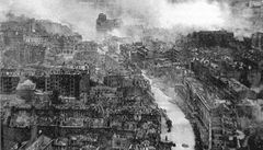 Pohled na válkou zni�ený Kyjev.