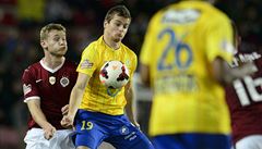 Jakub Brabec z AC Sparta Praha a Martin Jindráek z FK Teplice bojují o mí