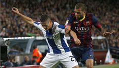 Fotbalista Espaolu Barcelona Gabriel Torje (vlevo) a Daniel Alves z FC Barcelona