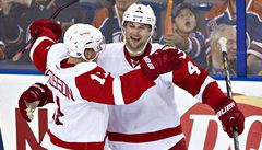 Radost hokejist� Detroitu Red Wings Daniel Alfredsson (vlevo) a Jakuba Kindla