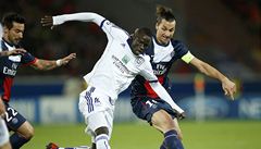 Fotbalista Paris St. Germain Zlatan Ibrahimovi�  (vpravo) a Cheikhou Kouyaté z Anderlechtu