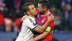 Fotbalista Plzn� Pavel Horváth (vpravo) a Rafinha z Bayernu Mnichov