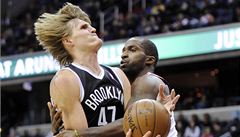 Basektbalista Washingtonu Wizards Martell Webster (vpravo) a Andrej Kirilenko z Brooklynu Nets