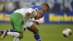 �eský fotbalista Werderu Brémy Theodor Gebre Selassie (vp�edu) a Dennis Aogo ze Schalke 