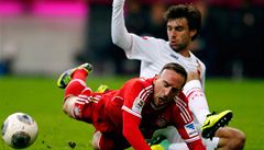 Fotbalista Augsburgu Jan Morávek (vzadu) a Franck Ribéry z Bayernu Mnichov