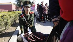 Po atentátu na nám�stí Nebeského klidu zesílil Peking bezpe�nostní opat�ení. �ínská vojenská policie zadr�ela �enu, která na nám�stí rozdávala peti�ní archy