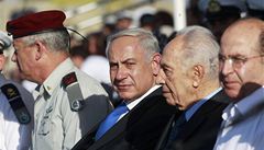 Zleva velitel izraelské armády Benny Gantz, premiér Benjamin Netanjahu, prezident imon Peres a ministr obrany Moe Jaalon  