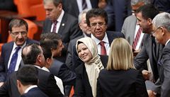 Nurcan Dalbudaková (v �átku), poslankyn� za vládní Stranu spravedlnosti a rozvoje, na �tvrte�ním zasedání tureckého parlamentu