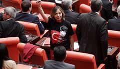 Poslankyn� za opozi�ní Lidovou stranu Dilek Akagunová protestuje proti svým kolegyním v �átcích. Na sob� má triko s tureckou vlajkou a portrétem zakladatele moderního Turecka Mustafy Kemala Atatürka 