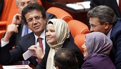 Tureck poslankyn oblkly v parlamentu tek. Poprv po 90 letech