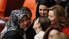 Poslankyn� Gulay Samanciová (v �átku) na �tvrte�ním zasedání tureckého parlamentu