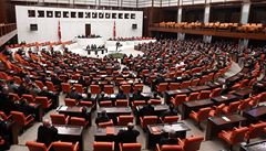 Na �tvrte�ní zasedání parlamentu se �ty�i poslankyn� za vládní Stranu spravedlnosti a rozvoje zahalily do �átk�