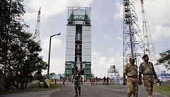 Sonda je pipravená ke startu, komplex hlídají vojáci