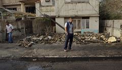 Následky sebevra�edného útoku proti armádní základn� v iráckém sunnitském m�st� Tarmija 