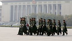 V ín zaíná zasedání ústedního výboru Komunistické strany íny. Vojenská policie hlídkuje na námstí Nebeského klidu v Pekingu