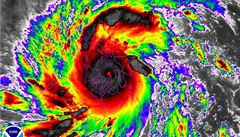 Filipíny zasáhl tajfun Haiyan, vítr 'letí' až 379 km/h