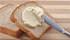 Chléb s margarínem - ilustrační foto