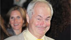 Moderátor Paul Gambaccini.