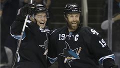 Hertl a Thornton slaví gól.