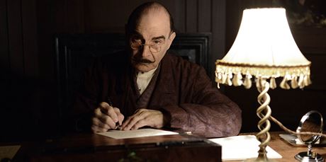 David Suchet jako Hercule Poirot v posldení epizod seriálu s názvem Opona.