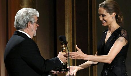 Americk hereka Angelina Jolie v sobotu v Los Angeles za dlouholet humanitrn aktivity obdrela estnho Oscara.